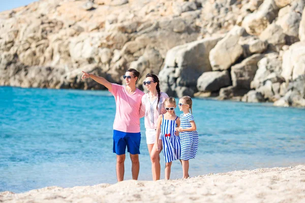 Giovane bella famiglia sulla spiaggia — Foto Stock