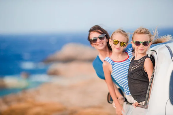 Familia en viaje de vacaciones en coche. Vacaciones de verano y concepto de viaje en coche —  Fotos de Stock