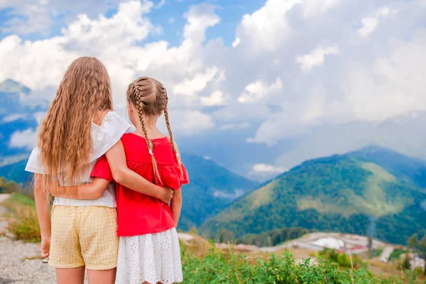 Όμορφα χαρούμενα κοριτσάκια στα βουνά στο φόντο της ομίχλης — Φωτογραφία Αρχείου