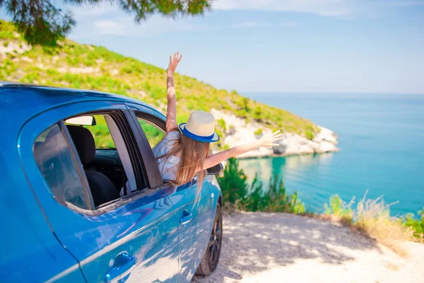 Niña en viaje de vacaciones en coche fondo hermoso paisaje —  Fotos de Stock