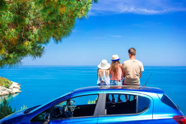 Zomer autorit en jong gezin op vakantie — Stockfoto