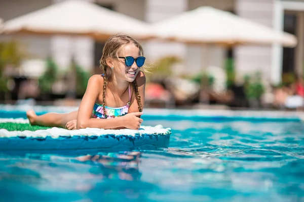 Adorável menina nadando na piscina exterior — Fotografia de Stock