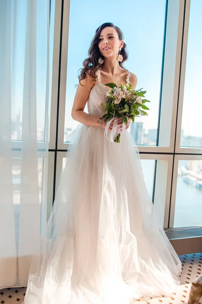 Hochzeitstag. Porträt der schönen Braut mit Blumenstrauß — Stockfoto