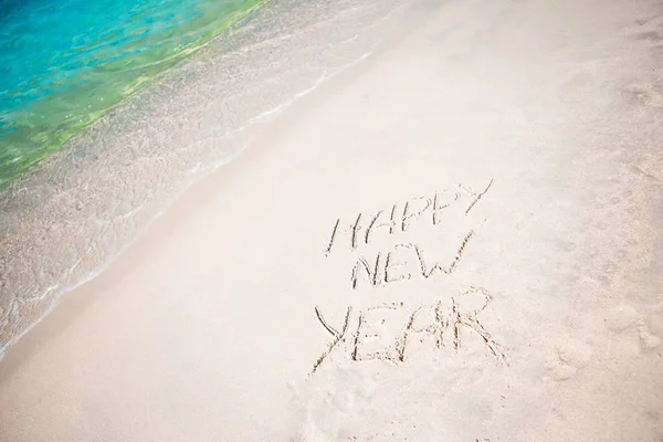 Mutlu yeni yıl beyaz kum yazılı — Stok fotoğraf