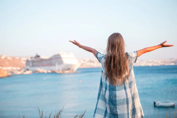 Klein meisje in Europese stad buiten op Mykonos eiland — Stockfoto