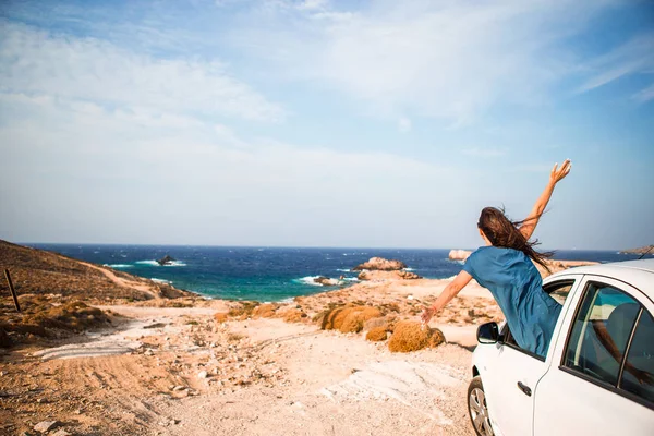 Jonge vrouw op vakantie reizen met de auto. — Stockfoto