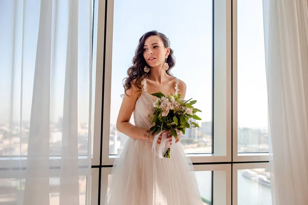 Hochzeitstag. Porträt der schönen Braut mit Blumenstrauß — Stockfoto