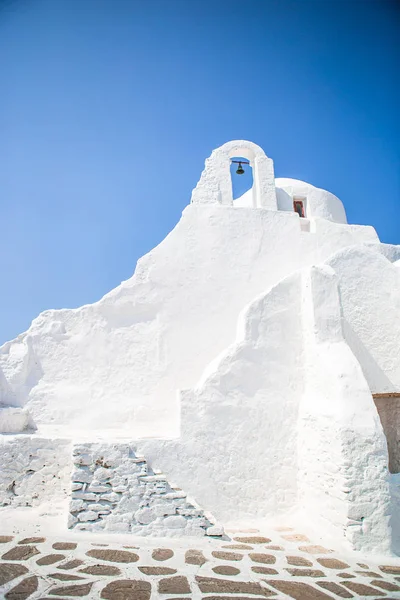 Yunanistan 'daki Mykonos adasında Panagia Paraportiani Kilisesi