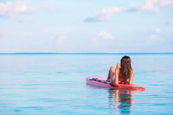 Mujer joven activa en stand up paddle board — Foto de Stock