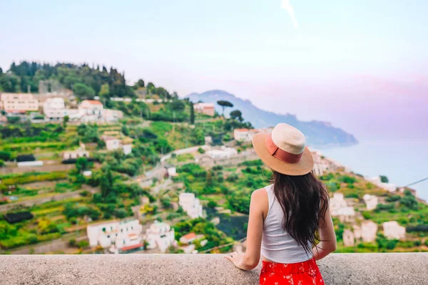 Férias de verão na Itália. Jovem mulher em Positano aldeia ao fundo, Costa Amalfitana, Itália — Fotografia de Stock