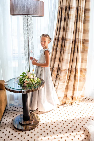 Entzückendes kleines Mädchen in erstaunlichem Kleid bei einer Hochzeitszeremonie — Stockfoto