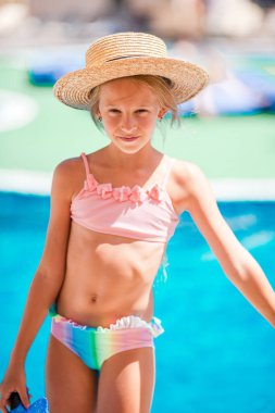 Yüzme havuzunda yüzen sevimli küçük kız.