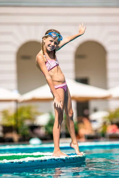 Adorable niña nadando en la piscina al aire libre —  Fotos de Stock