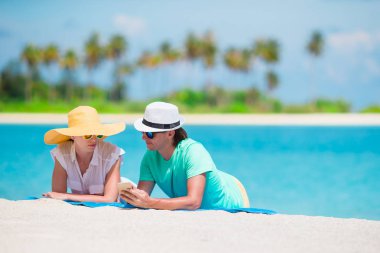 Plaj yaz tatili sırasında genç mutlu çift