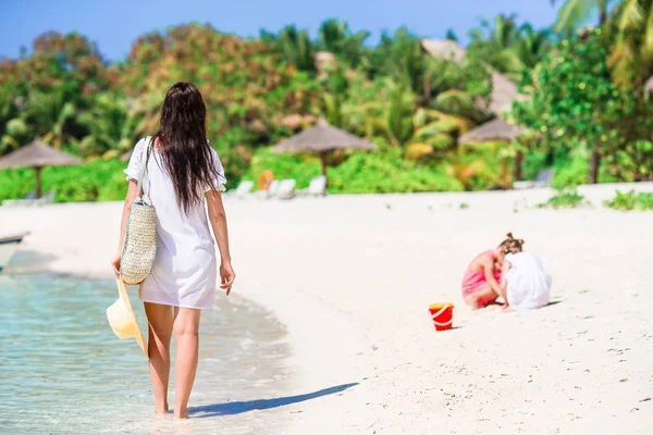 Piękna matka i córka na plaży cieszące się letnimi wakacjami. — Zdjęcie stockowe