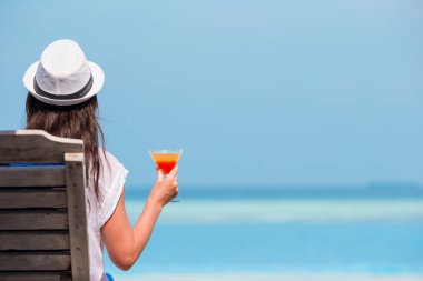 Güzel genç kadın plaj sandalyeleri rahatlatıcı