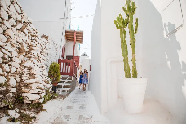 Férias em família na Europa. Pai e crianças na rua da típica aldeia grega tradicional na ilha de Mykonos, na Grécia — Fotografia de Stock