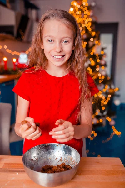 Imádnivaló kislány süt karácsonyi mézeskalács sütemények — Stock Fotó