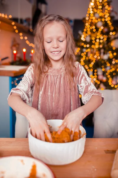Urocza dziewczynka piecze świąteczne ciasteczka z piernika — Zdjęcie stockowe