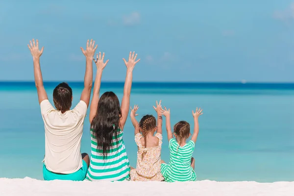 Joven familia de vacaciones tienen un montón de diversión — Foto de Stock