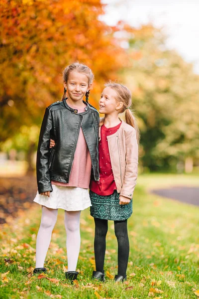 Kleine schattige meisjes op warme zonnige herfstdag buiten — Stockfoto