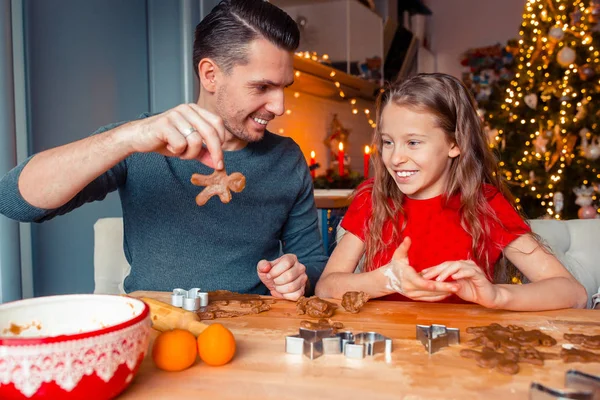 Rodinné pečící perníkové sušenky na dovolené na Xmas — Stock fotografie