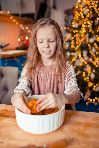 Adorable little girl baking Christmas gingerbread cookies — Stock Photo, Image