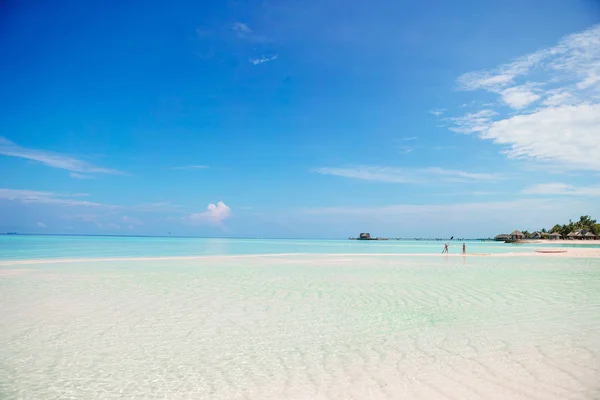 Güzel beyaz kum plaj ve turkuaz temiz su — Stok fotoğraf