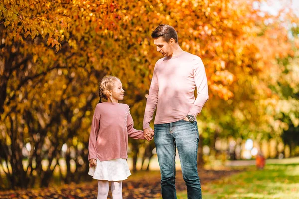Familie van vader en kind op mooie herfstdag in het park — Stockfoto