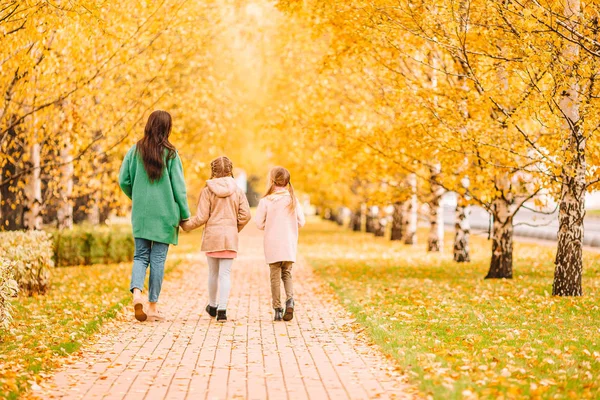 Mała dziewczynka z mamą na zewnątrz w parku w jesienny dzień — Zdjęcie stockowe