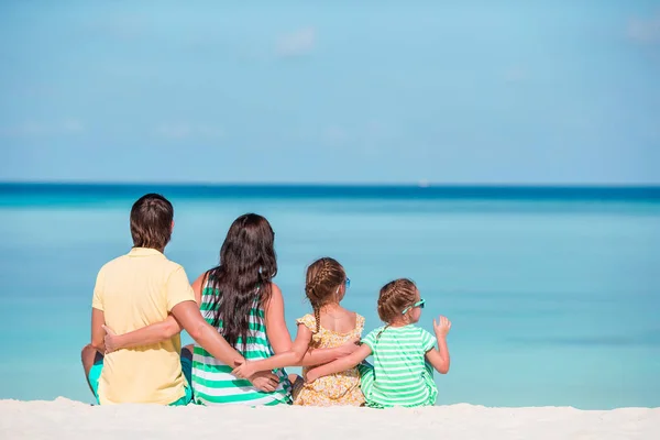 Joven familia de vacaciones tienen un montón de diversión — Foto de Stock