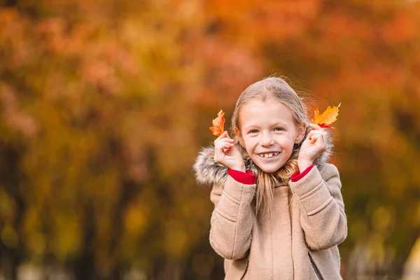 Adorable petite fille à la belle journée d'automne en plein air — Photo