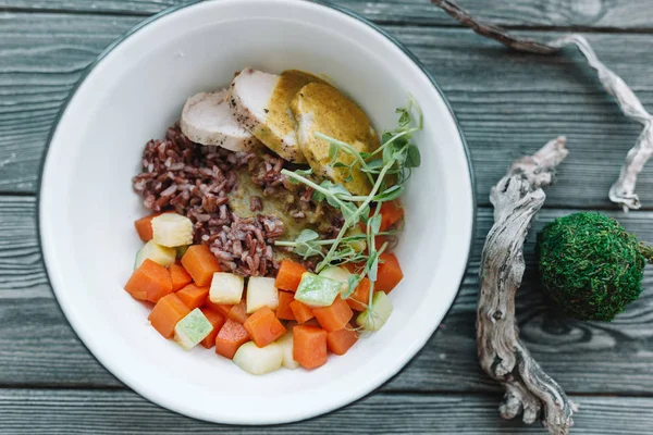Gesunder veganer Salat auf weißem Teller — Stockfoto