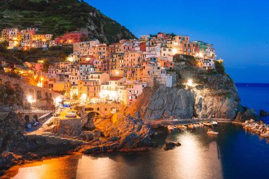 Gün batımında Cinque Terre Reserve 'deki Manarola' nın güzel ve rahat köyünün çarpıcı manzarası..
