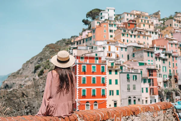 Jonge vrouw met prachtig uitzicht op het oude dorp Riomaggiore, Cinque Terre, Ligurië — Stockfoto