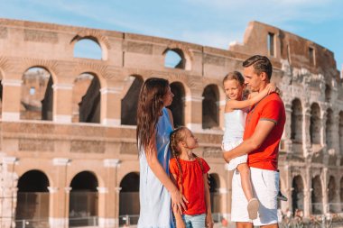 Avrupa'nın mutlu bir aile. Ebeveynler ve çocuklar Roma Kolezyum arka plan üzerinde