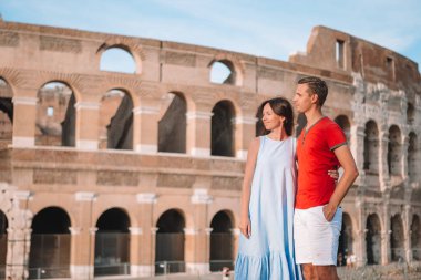Avrupa'nın mutlu bir aile. Romantik Çift Roma Kolezyum arka plan üzerinde