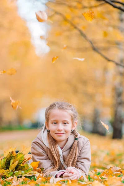 Menina adorável no belo dia de outono ao ar livre — Fotografia de Stock