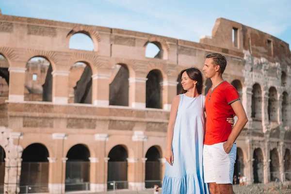 Familia feliz en Europa. Pareja romántica en Roma sobre el fondo del Coliseo —  Fotos de Stock
