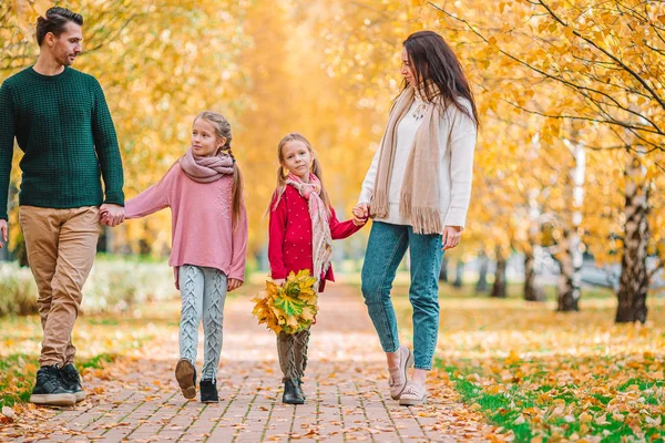 Ritratto di famiglia felice di quattro persone in autunno — Foto Stock