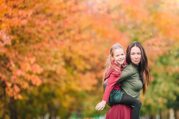 Bambina con mamma all'aperto nel parco in autunno giorno — Foto Stock