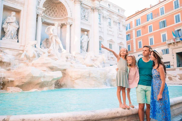 Szczęśliwa rodzina w pobliżu Fontana di Trevi z mapą miasta — Zdjęcie stockowe