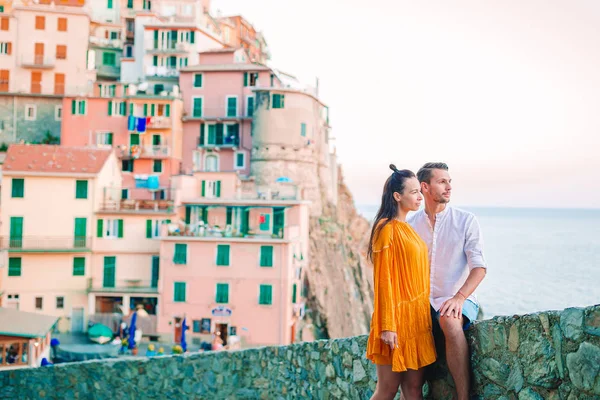 Šťastný pár na pozadí nádherné vesnice Manarola, Cinque Terre, Liguria, Itálie — Stock fotografie