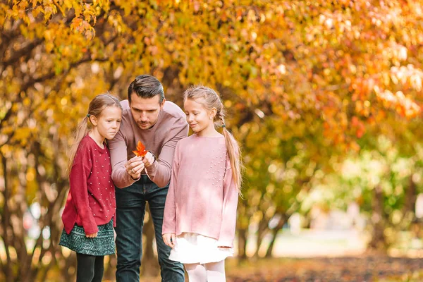 Famiglia di papà e bambini in una bella giornata autunnale nel parco — Foto Stock