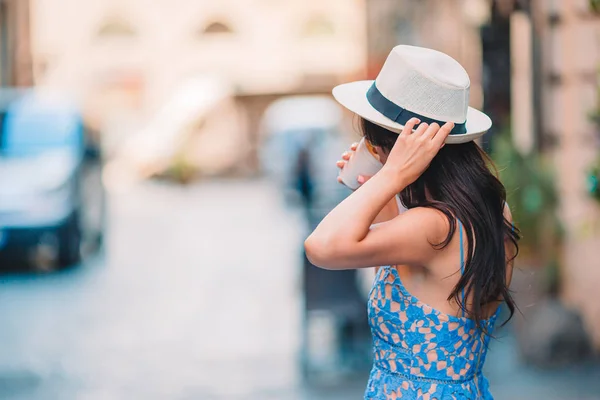 Šťastná mladá městská žena pití kávy v Evropě. Kavkazská turistické vychutnat její evropské dovolenou v prázdné město — Stock fotografie