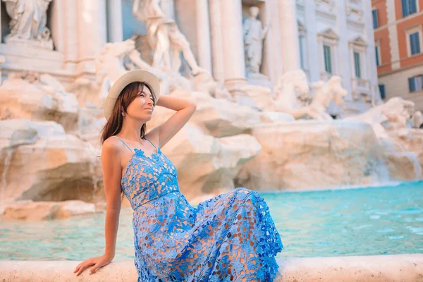 Jeune belle fille près de fontaine Fontana di Trevi avec la carte de la ville — Photo