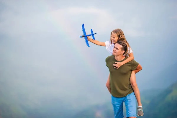 Mooie gelukkige familie in de bergen op de achtergrond van mist — Stockfoto