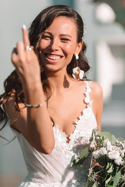 Il giorno del matrimonio. Ritratto di bella sposa con bouquet — Foto Stock