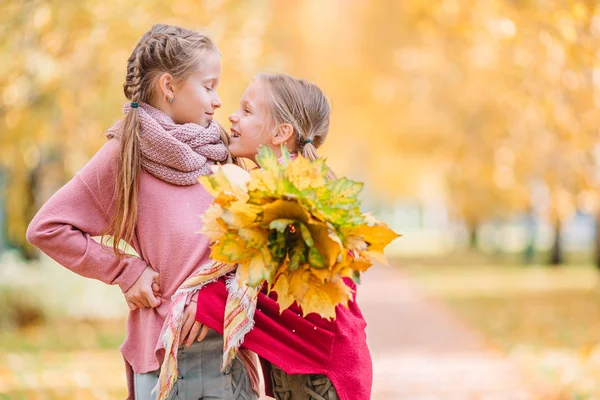 Petites filles adorables à l'extérieur à chaud ensoleillé jour d'automne — Photo