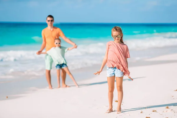 Padre e hijos disfrutando de vacaciones de verano en la playa — Foto de Stock